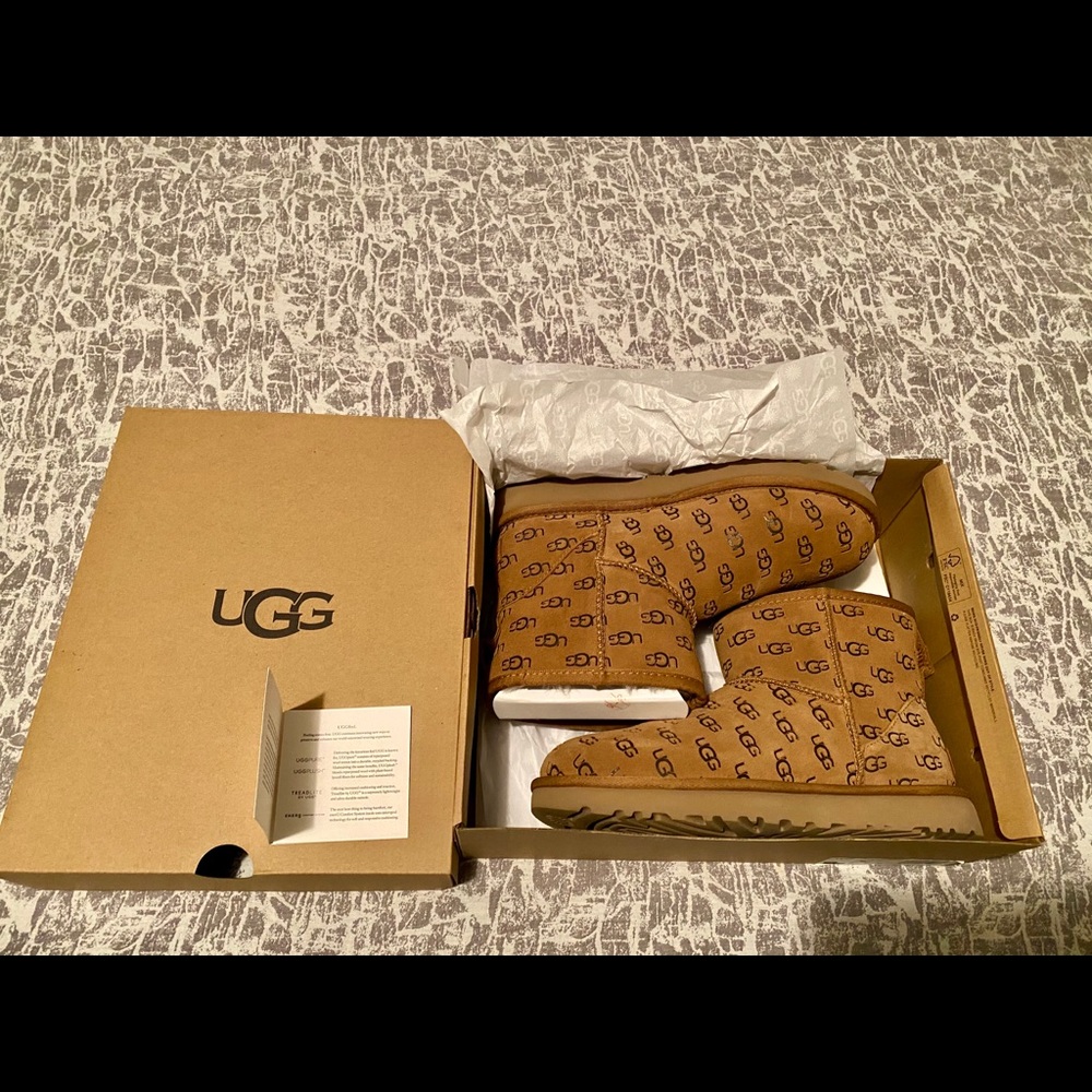 🔴SOLD🔴 Women’s UGG CLASSIC MINI II EMBOSSED BOOT